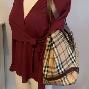 💯 Authentic Burberry bag. Come with dust bag.